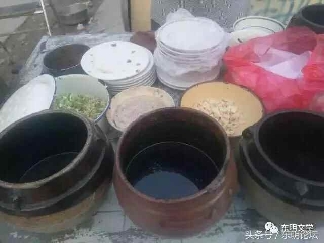 散落在东明街头巷尾的特色小吃，第一个是“鞋底”，很多人都吃过