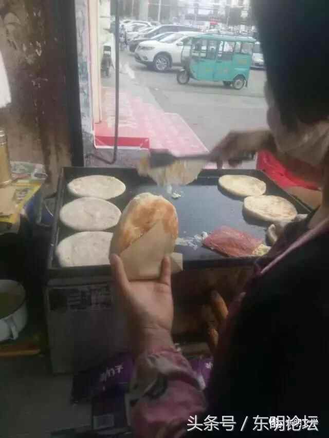 散落在东明街头巷尾的特色小吃，第一个是“鞋底”，很多人都吃过