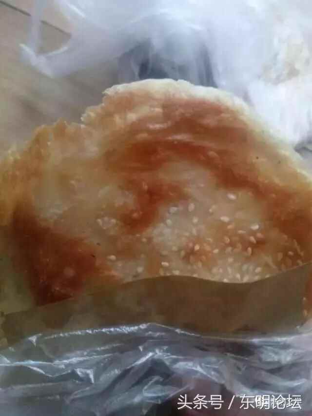 散落在东明街头巷尾的特色小吃，第一个是“鞋底”，很多人都吃过