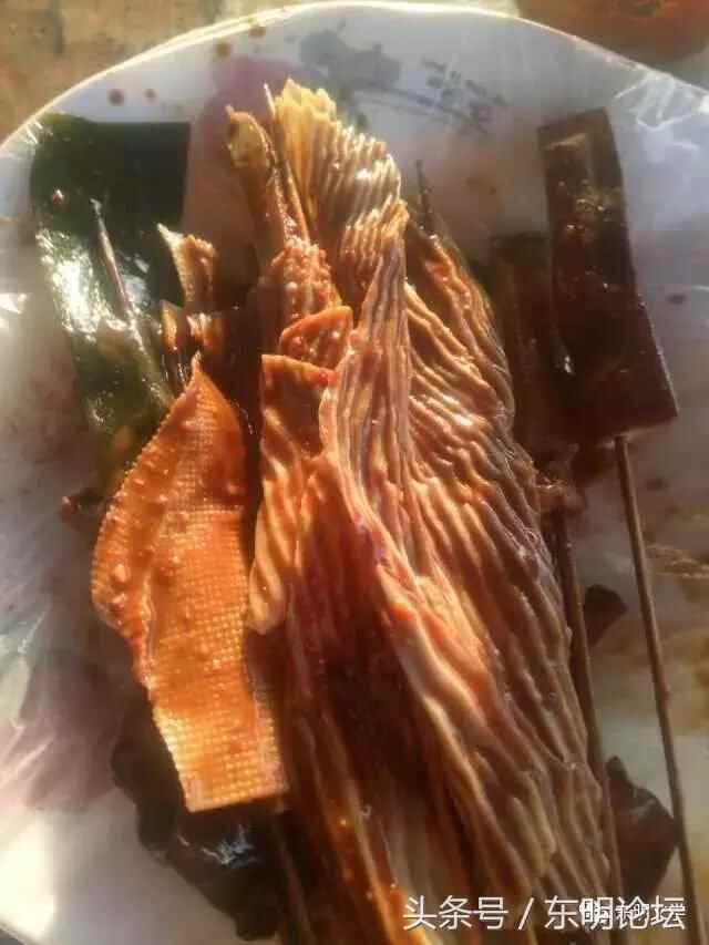散落在东明街头巷尾的特色小吃，第一个是“鞋底”，很多人都吃过