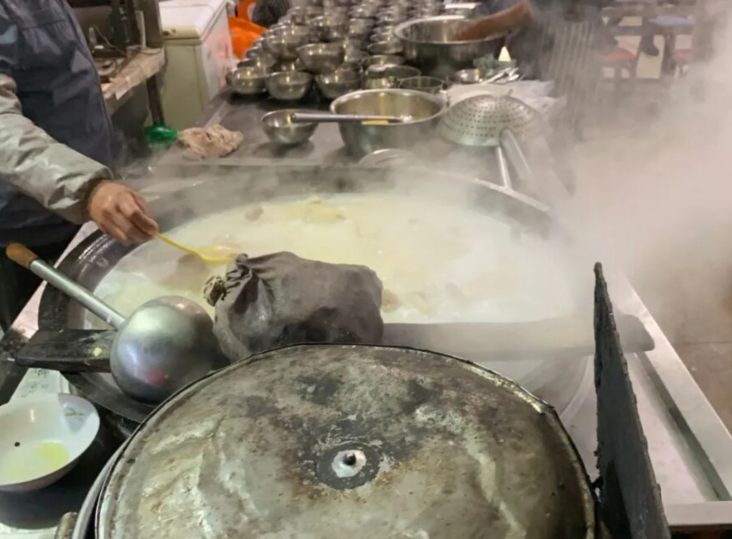 菏泽只有晚上才能喝上的鸡汤，一大锅炖500碗，生意好得同行眼红