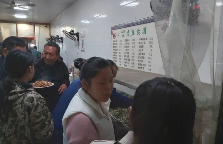 菏泽只有晚上才能喝上的鸡汤，一大锅炖500碗，生意好得同行眼红