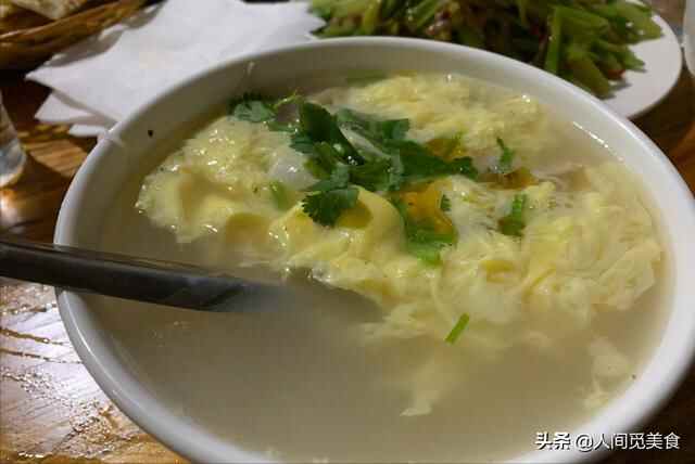 山东美女老板娘深夜卖鸡汤，40只鸡熬成一锅汤，8元一碗火了30年
