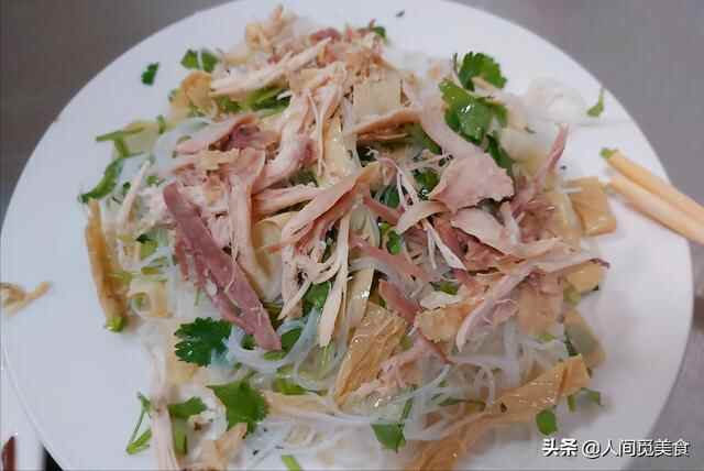 山东美女老板娘深夜卖鸡汤，40只鸡熬成一锅汤，8元一碗火了30年