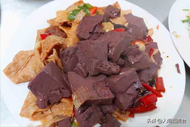 山东美女老板娘深夜卖鸡汤，40只鸡熬成一锅汤，8元一碗火了30年