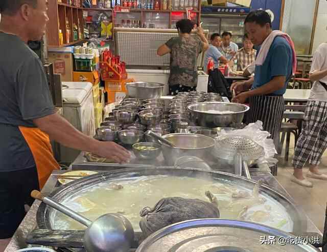 菏泽晚上才营业的鸡汤店，老板娘漂亮又能干，来这的多是老爷们