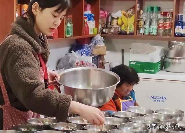 菏泽晚上才营业的鸡汤店，老板娘漂亮又能干，来这的多是老爷们