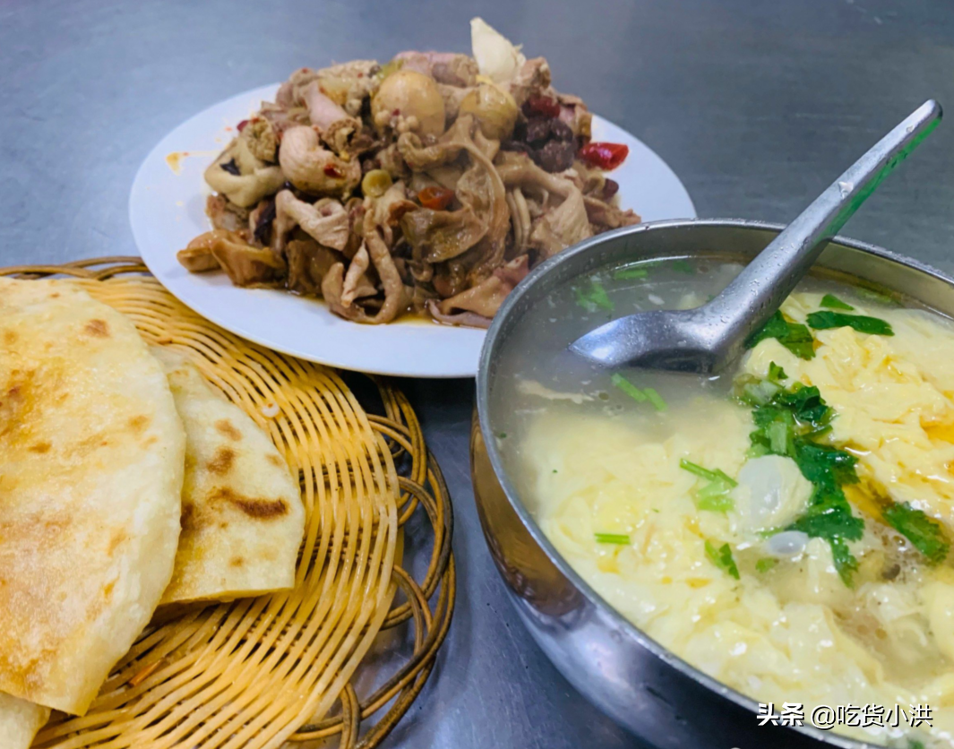菏泽晚上才营业的鸡汤店，老板娘漂亮又能干，来这的多是老爷们