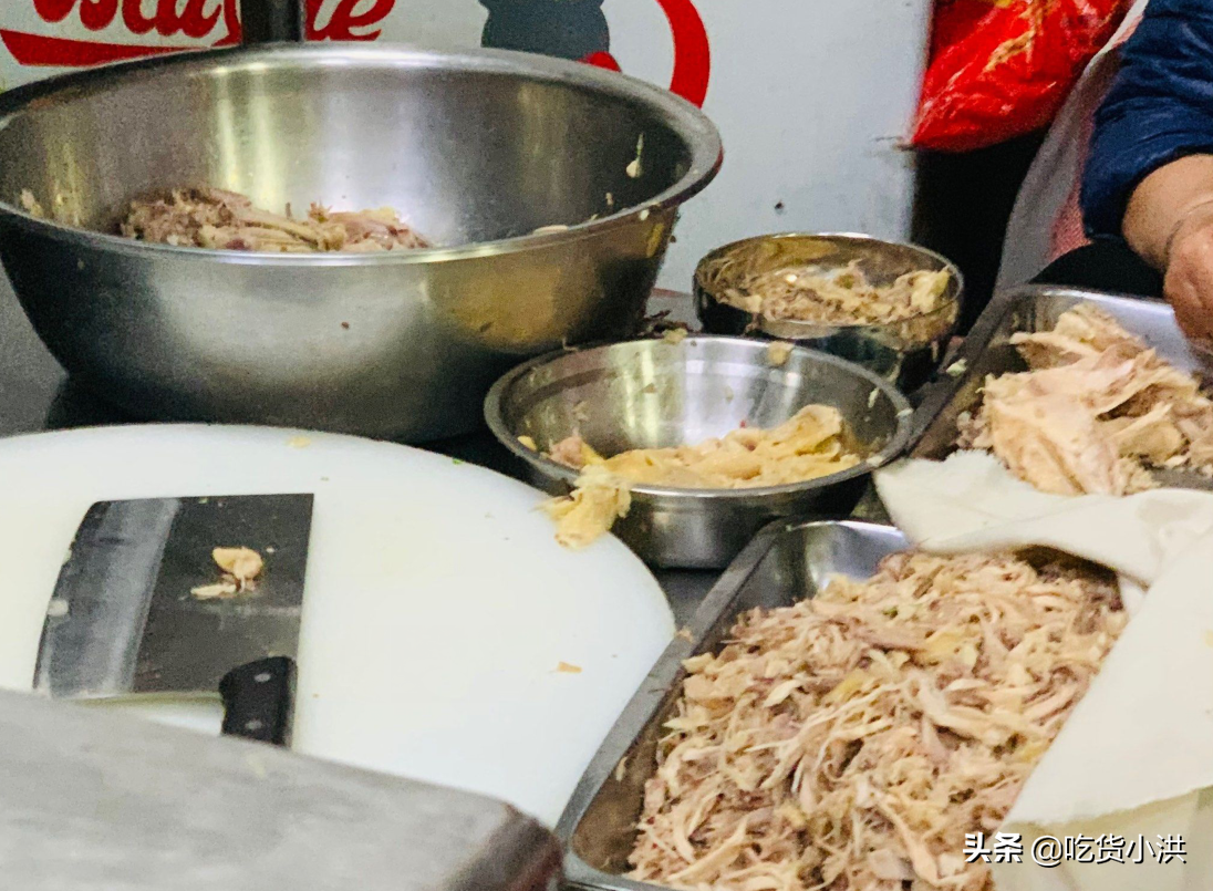 菏泽晚上才营业的鸡汤店，老板娘漂亮又能干，来这的多是老爷们