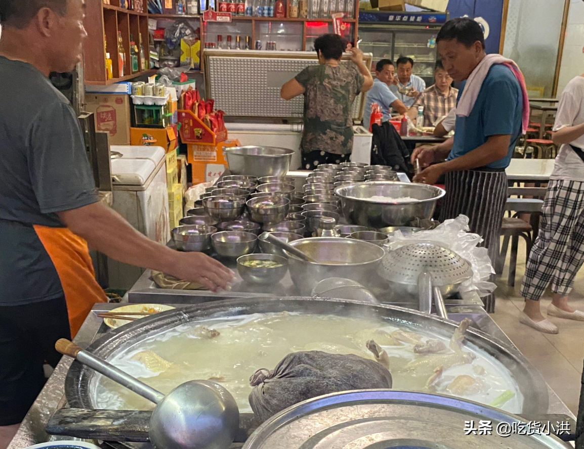 菏泽晚上才营业的鸡汤店，老板娘漂亮又能干，来这的多是老爷们