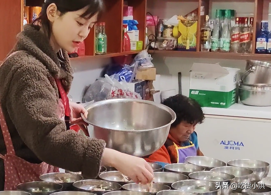 菏泽晚上才营业的鸡汤店，老板娘漂亮又能干，来这的多是老爷们