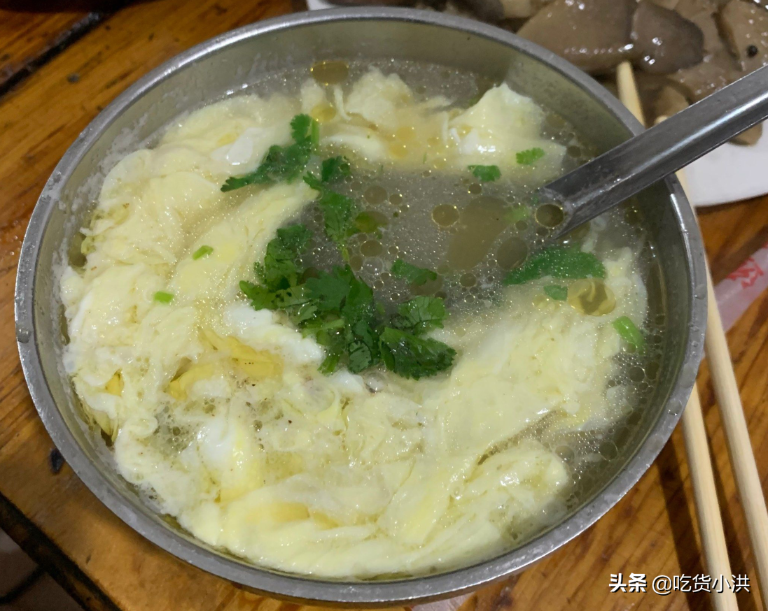 菏泽晚上才营业的鸡汤店，老板娘漂亮又能干，来这的多是老爷们