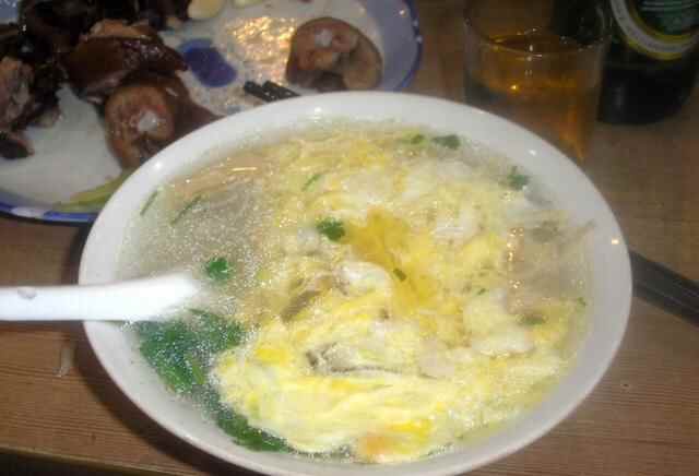 山东小县城的鸡汤馆，因老板娘的神仙颜值走红，半夜店里仍坐满人