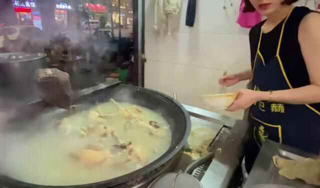 山东小县城的鸡汤馆，因老板娘的神仙颜值走红，半夜店里仍坐满人