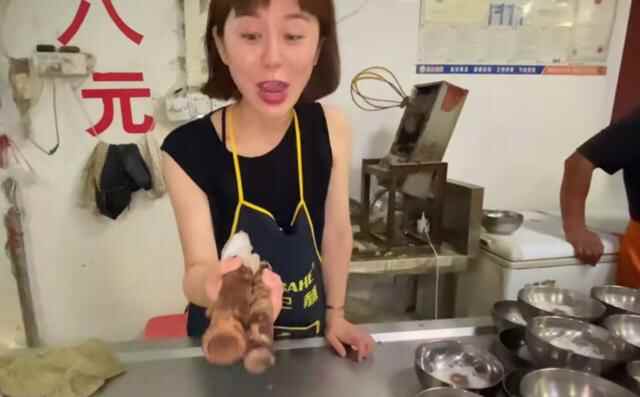 山东小县城的鸡汤馆，因老板娘的神仙颜值走红，半夜店里仍坐满人