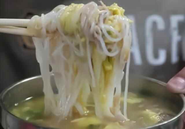 山东美女卖鸡汤，10只母鸡炖一锅，深夜营业不打烊，干趴所有同行