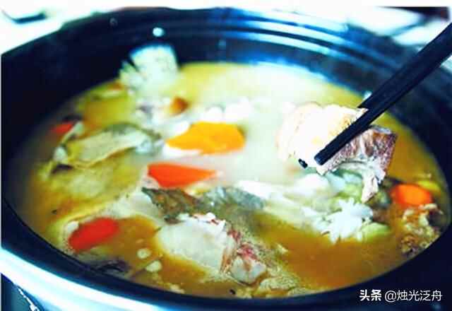 美食推荐：牡丹虾球、紫姜漕汁酱烤骨、鱼羊煲制作方法