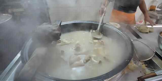 单县特色小吃，8元一碗每天卖800碗，配上鸡蛋饼味道绝了