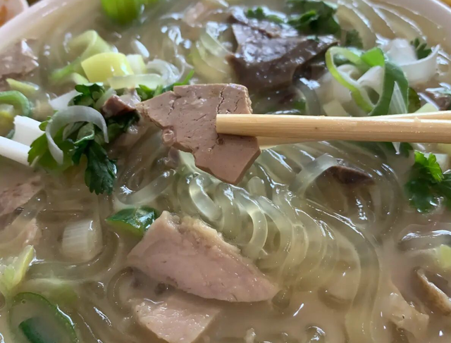 男子到菏泽，喝了一碗羊肉汤，只花了10块钱，这是不给北上广面子