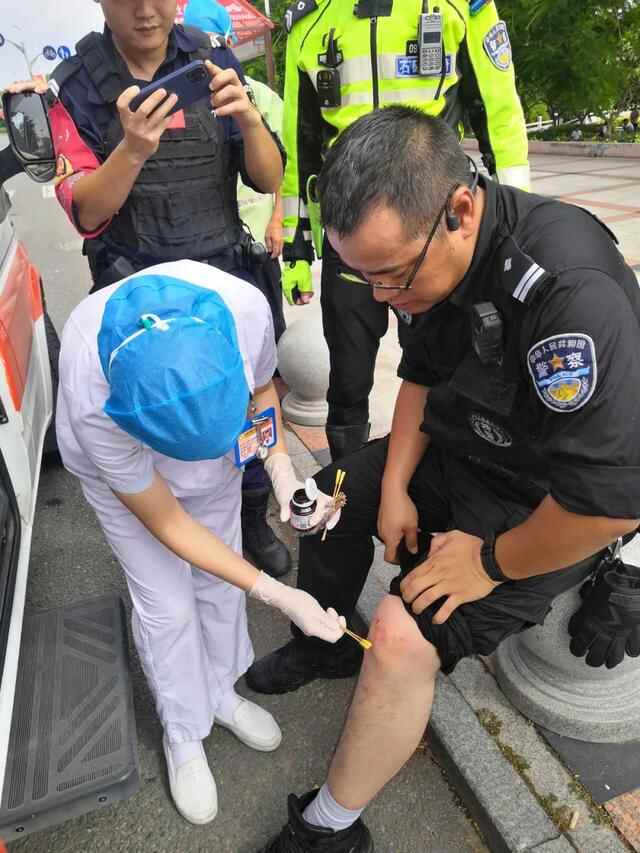 滨江公园有人跳河！石碣这两位sir迅速翻过护栏，冲进河水中