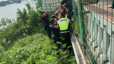 滨江公园有人跳河！石碣这两位sir迅速翻过护栏，冲进河水中