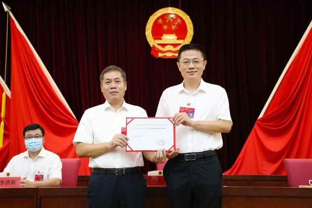 长安镇十七届人大十三次会议召开，肖洪当选镇长