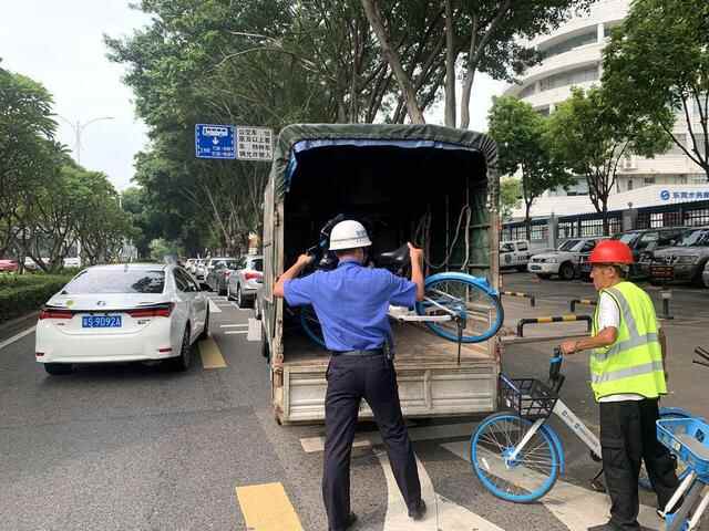 东莞莞城城管开展共享单车规范停放专项整治行动