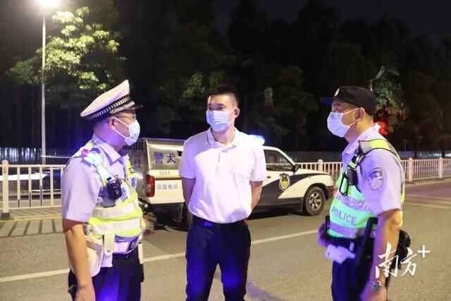 持续保持高压态势，望牛墩镇领导督导交通安全夜查行动