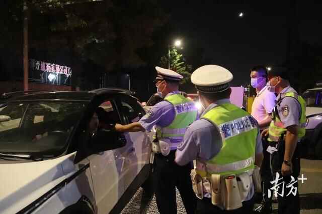 持续保持高压态势，望牛墩镇领导督导交通安全夜查行动