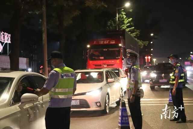 持续保持高压态势，望牛墩镇领导督导交通安全夜查行动