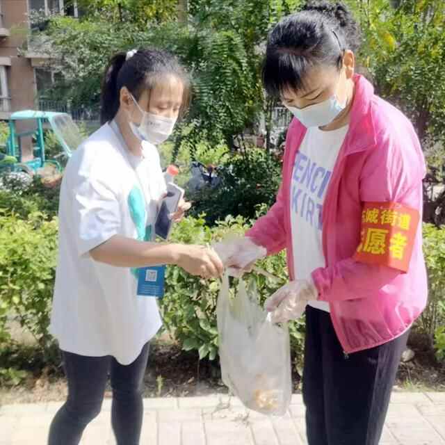 石河子市东城街道开展美化家园志愿服务活动