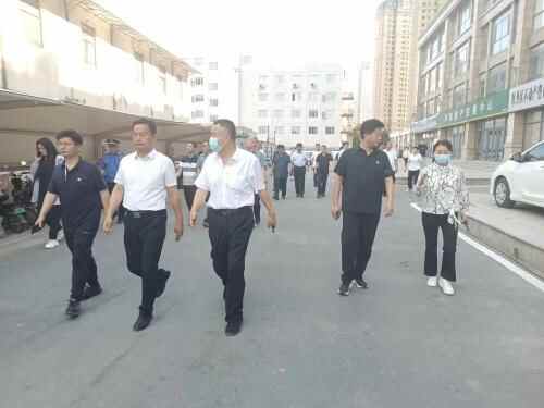区委副书记张哲帅、区政府副区长孙保华到南城街道督导创城工作