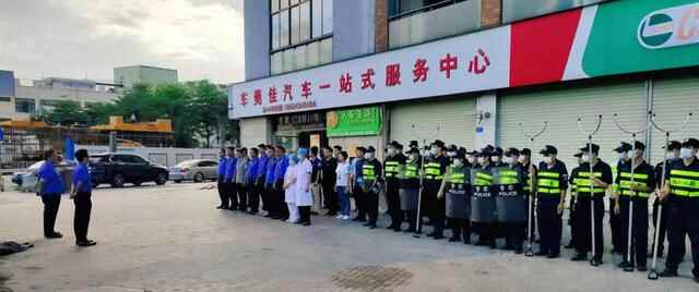 万江街道保持高压态势，依法拆除一处小区违法搭建物