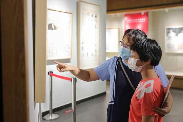 “纪念**总理珍品展”在石龙镇展出反响热烈