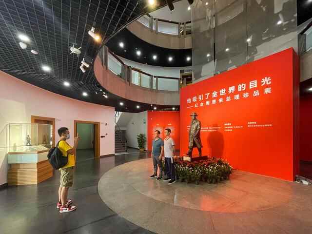 “纪念**总理珍品展”在石龙镇展出反响热烈