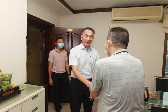 东莞樟木头镇开展走访慰问“光荣在党50年”老党员活动