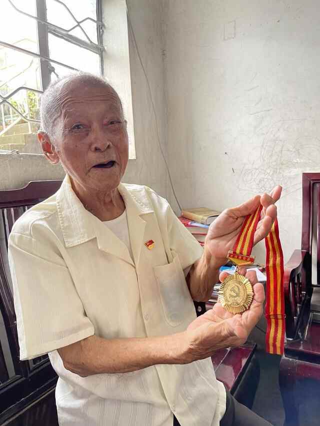东莞樟木头镇开展走访慰问“光荣在党50年”老党员活动