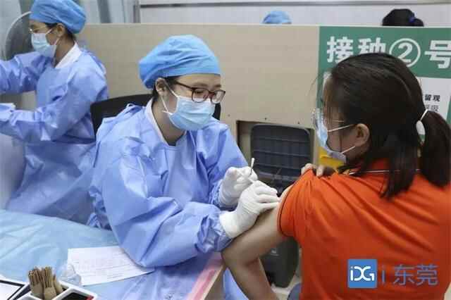 石排镇政府主要负责人督导疫苗接种和反电诈工作
