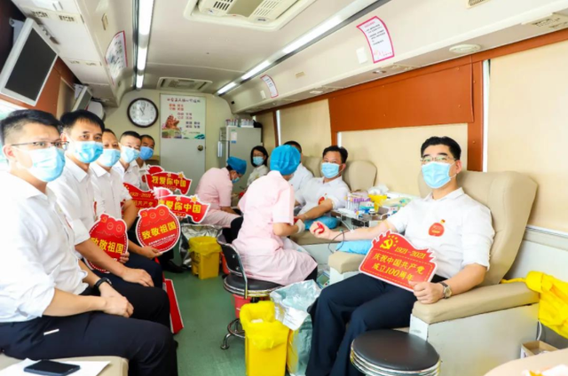 东莞石排镇主要领导带头参加无偿献血