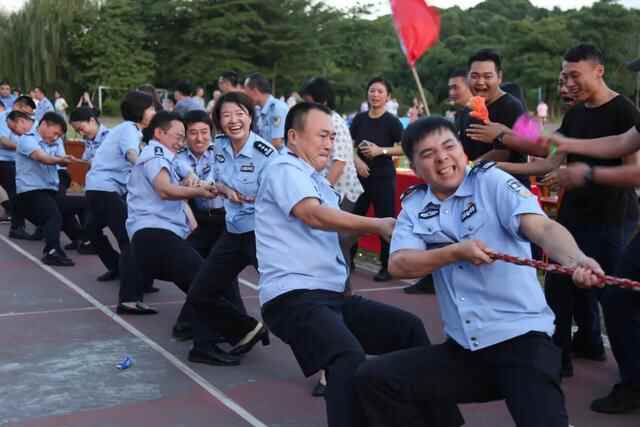 东莞寮步公安举办了“感恩有你，携手同行”家属进警营活动