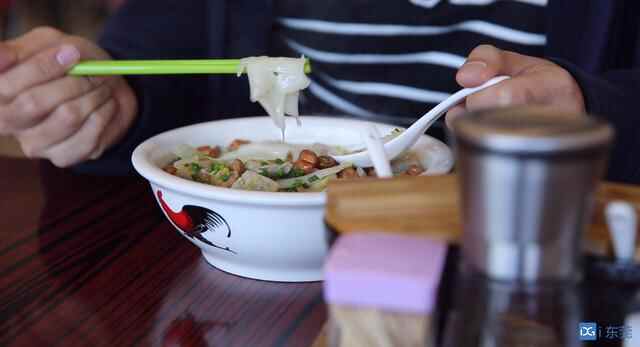 镇能量·视频 | 逢周一70岁以上老人免费吃，点赞大岭山这家美食店