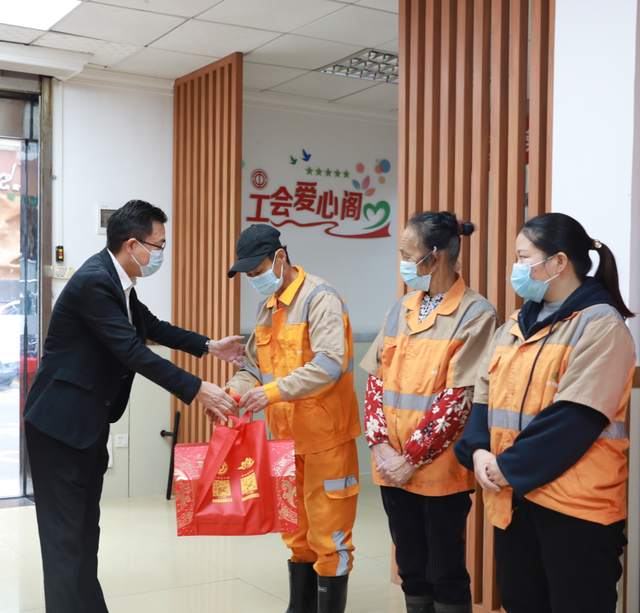 【爱在企石】情暖劳动者！企石镇总工会向300名务工人员赠送烧鹅