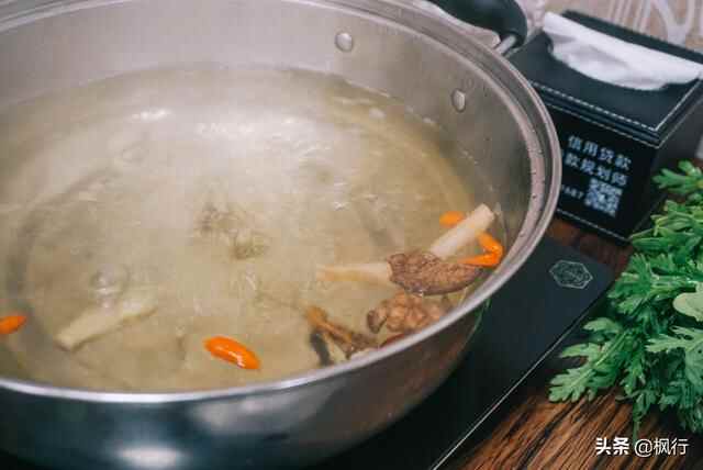 北京胡同里吃广东菜？这两家东城粤菜馆，意外地正宗，小嫩鸡地道