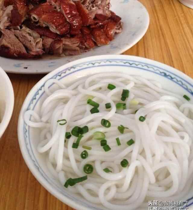 驰名省港澳的第一烧鹅，藏在石龙老街上，每日广州食客络绎不绝