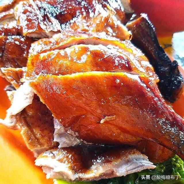 驰名省港澳的第一烧鹅，藏在石龙老街上，每日广州食客络绎不绝