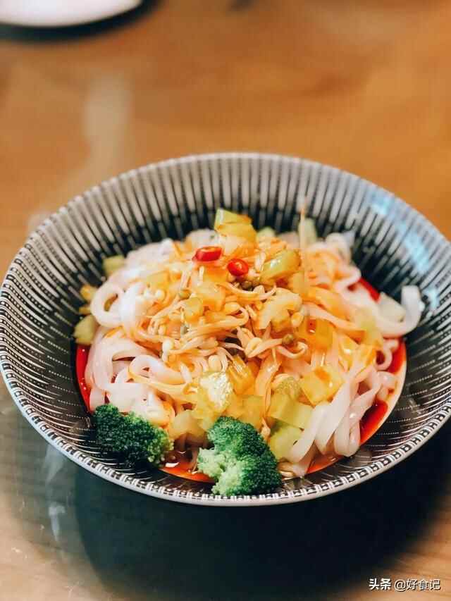 世人谓我恋长安，我说长安吃不厌