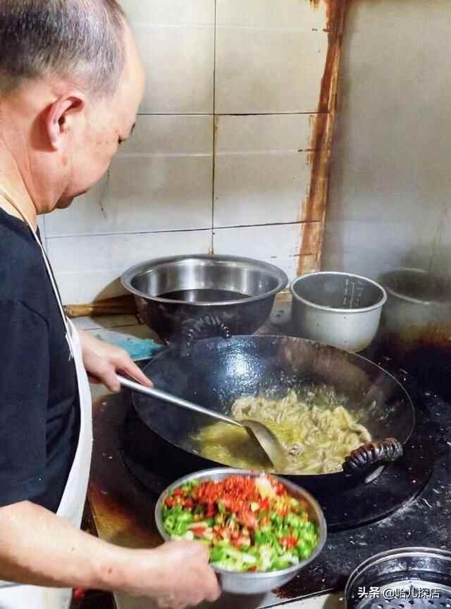 自贡著名的桥头三嫩，上过央视却颇受争议，被称为“打标枪神店”