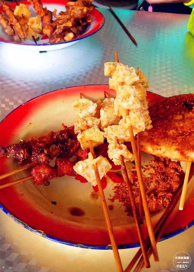 大理二十多年的桥头炸串，这才是大理人的“人生一串”