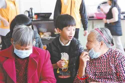 大街小巷年味浓！石碣居民春节制作糖环、油角等本土小吃