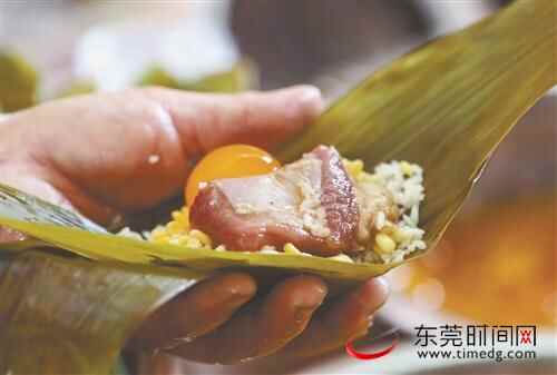 谢岗黎村村民自制粽子过端午：满是儿时味道